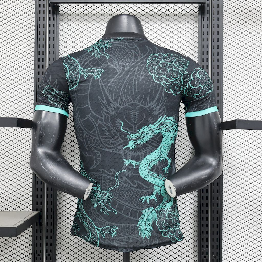 Real Madrid Edición Dragón Negro y Verde 2025/26 Versión Jugador