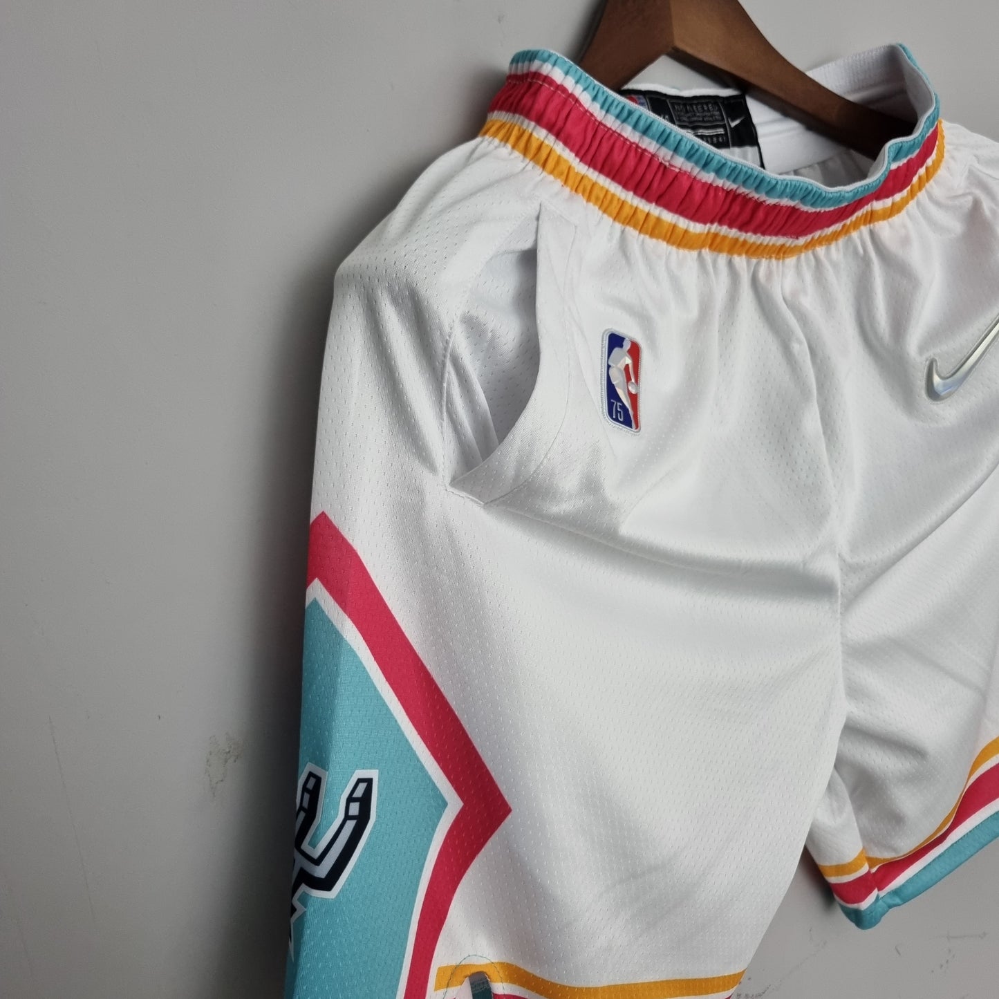 Camiseta San Antonio Spurs "Urban Edition" Shorts Blancos