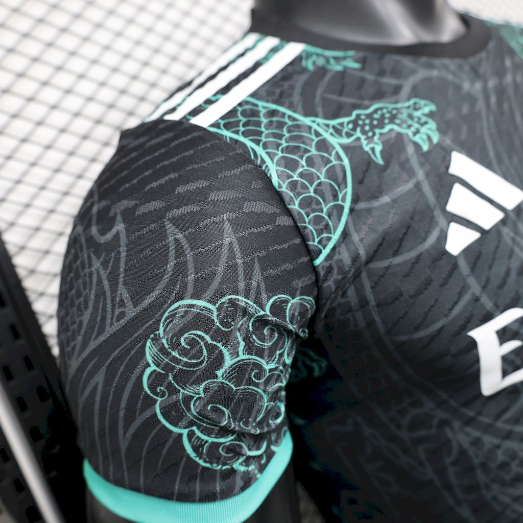 Real Madrid Edición Dragón Negro y Verde 2025/26 Versión Jugador