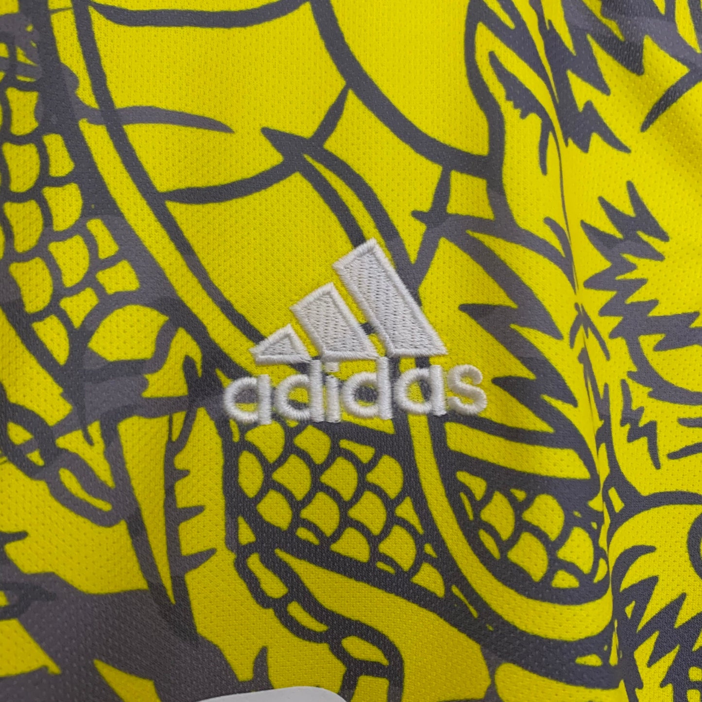 Real Madrid Edición Yellow Dragon 2025/26 Versión Fan