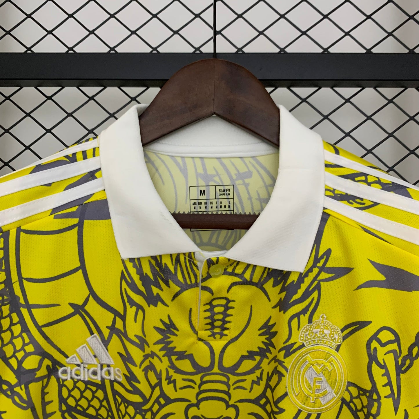 Real Madrid Edición Yellow Dragon 2025/26 Versión Fan