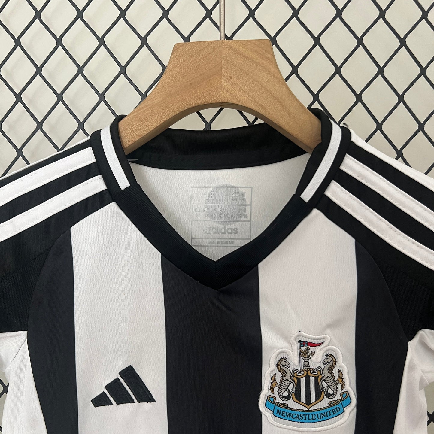 Conjunto Niños Newcastle United Local 2024/25