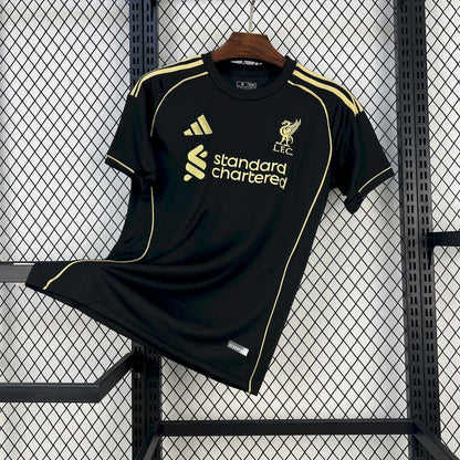 Camiseta Liverpool "Negro Dorado" 2025/26 Versión Fan
