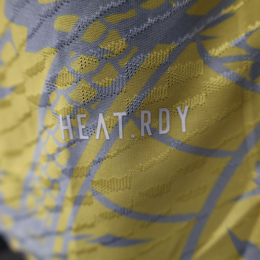 Real Madrid Polo Beige 2025/26 Versión Jugador